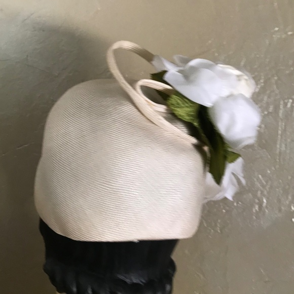 EXQUISITE FAMOUS DESIGNER 1960s' COUTURE CREAM STRAW HAT - FABRIC ROSES & LOOPS - Picture 7 of 14